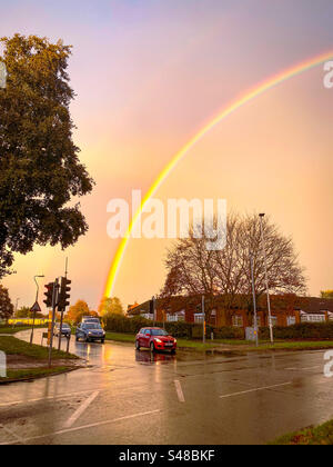 Un arc-en-ciel coloré surplombe un carrefour routier à Reading, au Royaume-Uni Banque D'Images