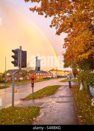 Un arc-en-ciel coloré surplombe un carrefour routier à Reading, au Royaume-Uni Banque D'Images