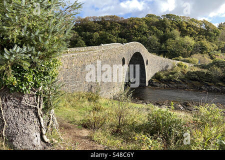 Un pont de pierre traditionnel par une journée lumineuse d'automne - pont de Clachan sur l'Atlantique. Écosse, Highlands écossais. Banque D'Images