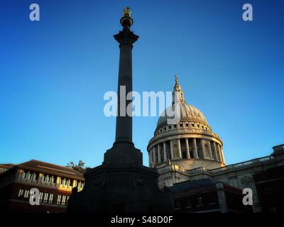 La colonne de Paternoster Square est vue avec St. Cathédrale de Paul en arrière-plan à Londres, Angleterre. Banque D'Images