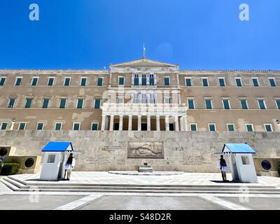 À Athènes, Evzones (unité de la Garde présidentielle) à leur poste protégeant le Tombeau du soldat inconnu mémorial et le Palais présidentiel. Banque D'Images