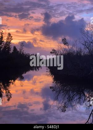 Belle photo de coucher de soleil prise sur Pine Island en Floride. Il s'agit d'une photo intacte de point et de prise de vue prise sur un iPhone. Banque D'Images