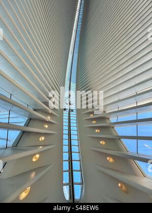 Toit du bâtiment Oculus à New York avec des entrepreneurs travaillant sur le toit en verre. Il fait partie du complexe World Trade Center et de la gare terminale du réseau ferroviaire PATH. Banque D'Images