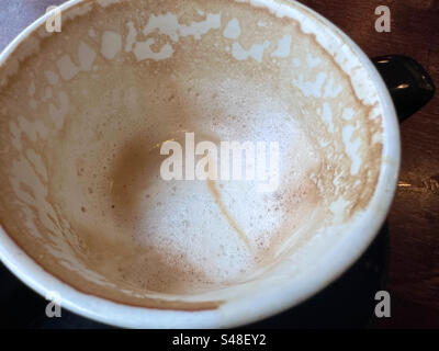 Mousse laissée après le cappuccino est fini dans un restaurant à Gothenburg, en Suède. Banque D'Images