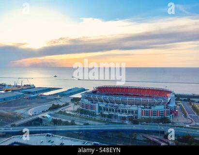 Coucher de soleil sur le lac Érié et le stade Cleveland Browns Banque D'Images