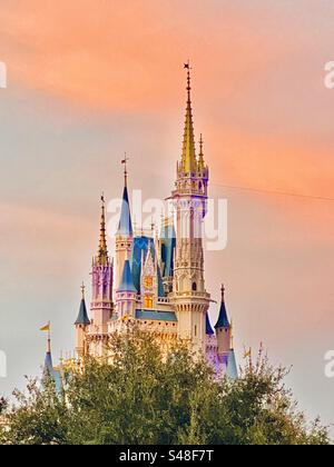 Château de Cendrillon alors que le soleil commence à se coucher sur le Royaume magique dans Disney World. Orlando, Floride. Banque D'Images