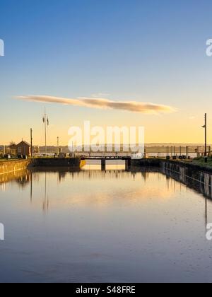 Lydney dock gotes au lever du soleil Banque D'Images
