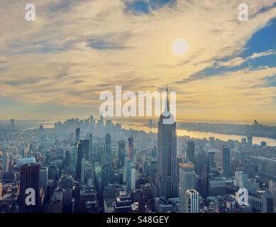 Manhattan, du centre-ville orienté vers le sud jusqu'au quartier financier avec l'Empire State Building en vue. Lumière chaude de fin d'après-midi. Banque D'Images