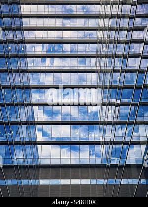 Vue à angle bas de la façade en verre d'un bâtiment à Melbourne, Australie. Gros plan. Plein cadre, arrière-plans abstraits. Motif. Banque D'Images