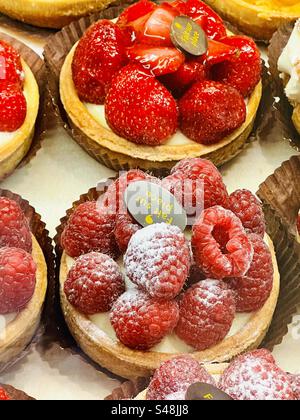 Gros plan de tartes aux fruits français à la framboise et à la fraise en vente dans une pâtisserie Banque D'Images