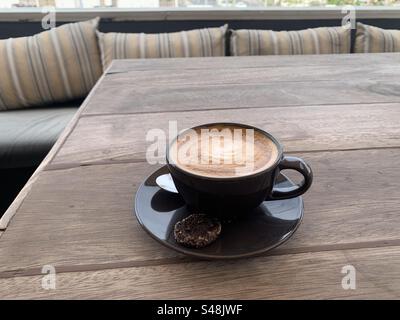 Une tasse de café cortado fraîchement préparée servie sur une terrasse extérieure Banque D'Images