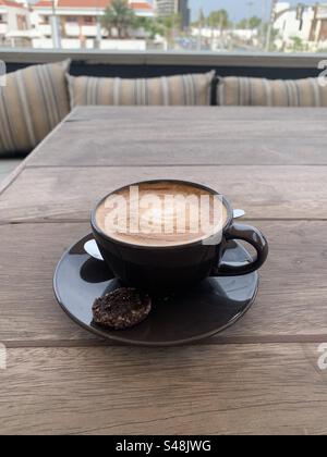 Une tasse de café cortado fraîchement préparée servie sur une terrasse extérieure Banque D'Images
