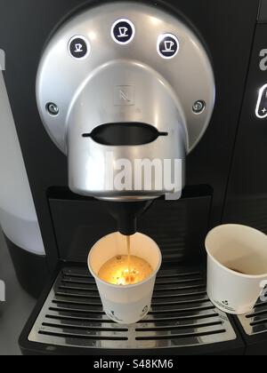 Tasse de café préparée sur une machine à café Banque D'Images