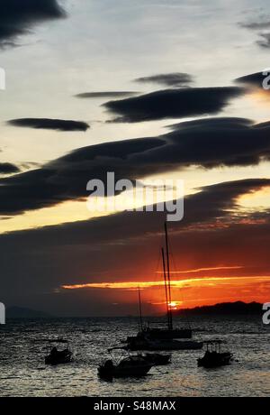 Un magnifique coucher de soleil vu depuis l'île de Lamma à Hong Kong. Banque D'Images