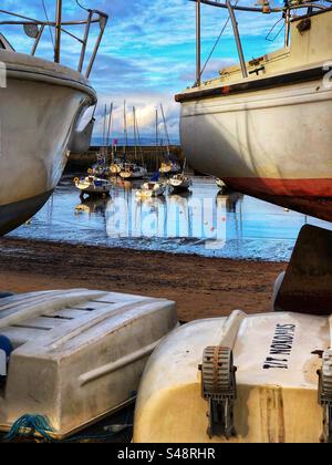 Bateaux en cale sèche sur quai hors service pour entretien au port de Fisherrow, Musselburgh, Écosse Banque D'Images