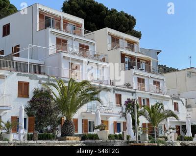 Maisons de terrasse blanche donnant sur la plage sur la Méditerranée à Roses, Costa Brava, Espagne Banque D'Images