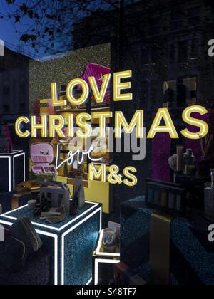 Marks & Spencer Christmas Window shopping, décembre 2023 : Phillip Roberts Banque D'Images