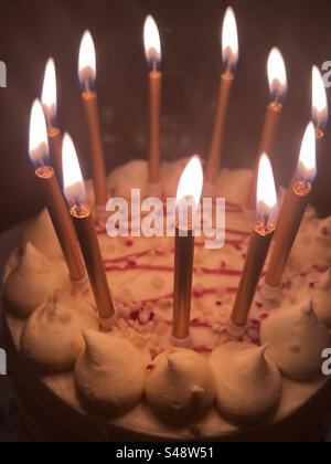 Anniversaire cale avec des bougies allumées Banque D'Images