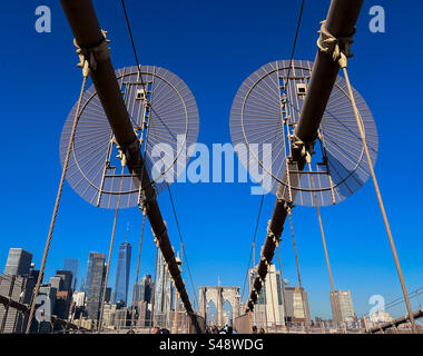 Câbles de soutien sur le pont de Brooklyn en direction de Manhattan Banque D'Images