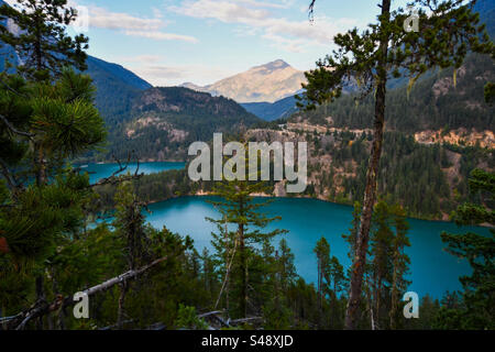 Vue sur le lac Diablo depuis le point de vue du Thunder Knob Trail Banque D'Images