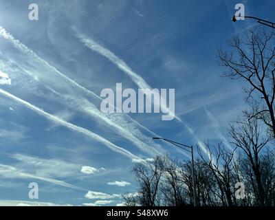 Des contrastes d'avion persistants (traînées de vapeur ou traînées de condensation) dans le ciel. Banque D'Images