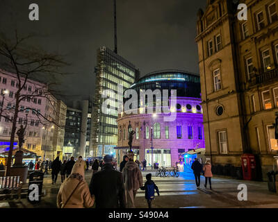 Place de la ville dans le centre-ville de Leeds en regardant vers le siège du canal 4 Banque D'Images