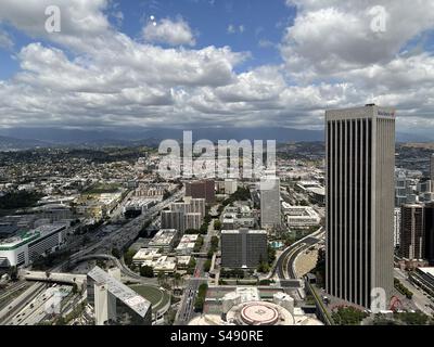 LOS ANGELES, CA, MAI 2023 : vue vers le nord depuis un grand bâtiment du centre-ville. Tour Bank of America proéminente au premier plan. China Town et autoroutes à mi-terrain. Montagnes au loin Banque D'Images