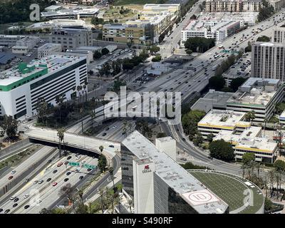 LOS ANGELES, CA, MAI 2023 : vue vers le bas sur l'intersection entre les autoroutes 110 et 101 dans le centre-ville Banque D'Images