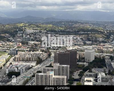 LOS ANGELES, CA, MAI 2023 : vue regardant vers China Town depuis un grand bâtiment du centre-ville. Montagnes visibles au-dessous des nuages dans la distance Banque D'Images