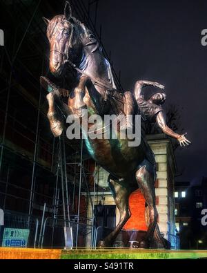 La conversion de St Paul de Bruce Denny exposée à l’église des acteurs de Covent Garden à Londres. Vu de nuit. Saint Paul est aveuglé par la lumière. Banque D'Images