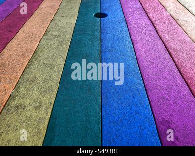 Plateau de table extérieur avec surface multicolore Banque D'Images