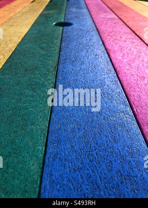 Plateau de table extérieur avec surface multicolore Banque D'Images