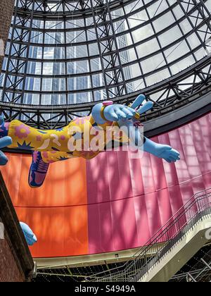 Ernie, installation d'art gonflable par Brolga contre le dôme de verre du centre commercial Melbourne Central à Melbourne, Victoria, Australie. Vente au détail. Tourisme. Destinations de voyage. Fêtes de fin d'année. Banque D'Images