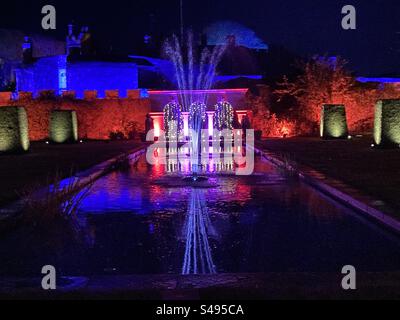 Le jardin de la Reine-mère illuminé dans un spectacle spécial de son et lumière au château de Walmer Banque D'Images