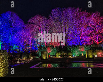 Le jardin de la Reine-mère illuminé dans un spectacle spécial de son et lumière au château de Walmer Banque D'Images