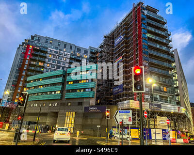 Immeubles de bureaux et appartements en construction sur Whitehall Road dans le centre-ville de Leeds Banque D'Images