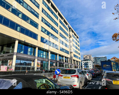Trafic aux heures de pointe sur Neville Street dans le centre-ville de Leeds Banque D'Images