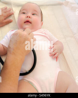 Le pédiatre examine le bébé avec un stéthoscope lors d'un rendez-vous de contrôle pédiatrique Banque D'Images