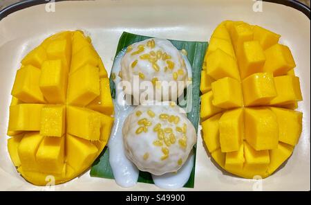 Riz collant à la mangue. Banque D'Images