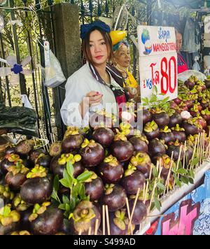 Un vendeur de Mangosteen à Bangkok, Thaïlande. Banque D'Images