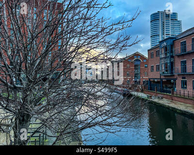 Leeds et Liverpool canal à Granary Wharf à Leeds en hiver Banque D'Images