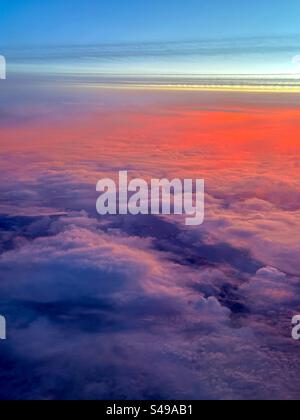 Au-dessus des nuages au lever du soleil Banque D'Images