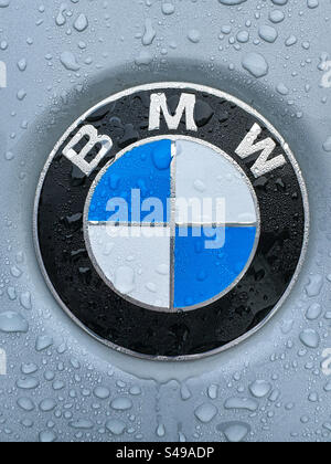 Gros plan du logo BMW en gouttes de pluie Banque D'Images