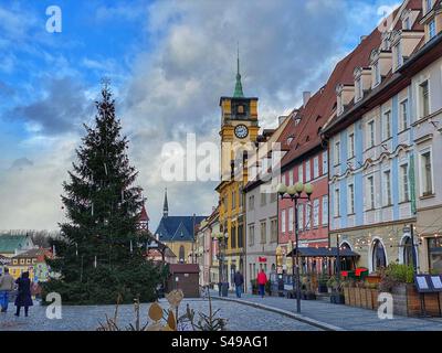 Place principale avec des bâtiments historiques colorés et grand arbre de Noël à Cheb, République tchèque. Banque D'Images