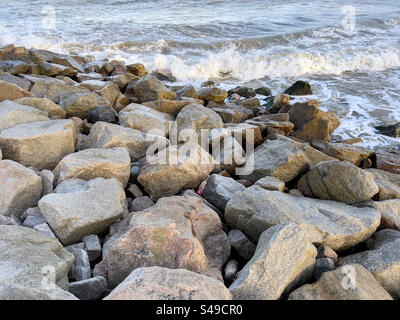 Brise-lames avec des vagues qui s'écrasent et une belle vue sur la plage pendant la saison de la mousson à Dungun, Terengganu. Banque D'Images