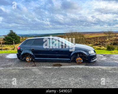 Audi A3 noire avec ses roues volées Banque D'Images