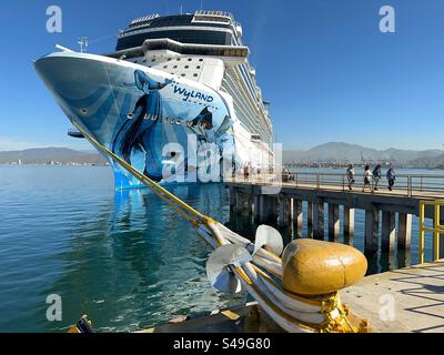 Navire de croisière Norwegian Bliss amarré à Manzanillo, au Mexique Banque D'Images