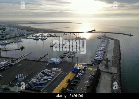 Vue aérienne drone du coucher de soleil sur le port et la marina de Port Camargue, Occitanie, France. Banque D'Images