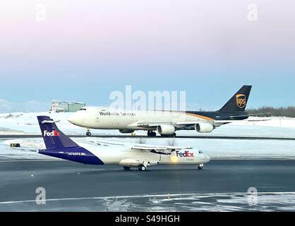 FedEx ATR et UPS Boeing 747-800 à l'aéroport international Ted Stevens, Anchorage, Alaska Banque D'Images