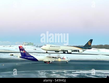 FedEx ATR72-600F et UPS Boeing 747-800at Ted Stevens International Airport, Anchorage, Alaska Banque D'Images